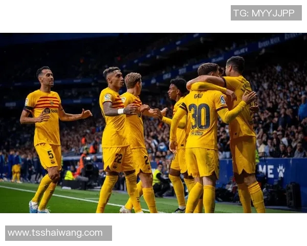 红衣服的足球明星在绿茵场上的传奇故事与辉煌成就